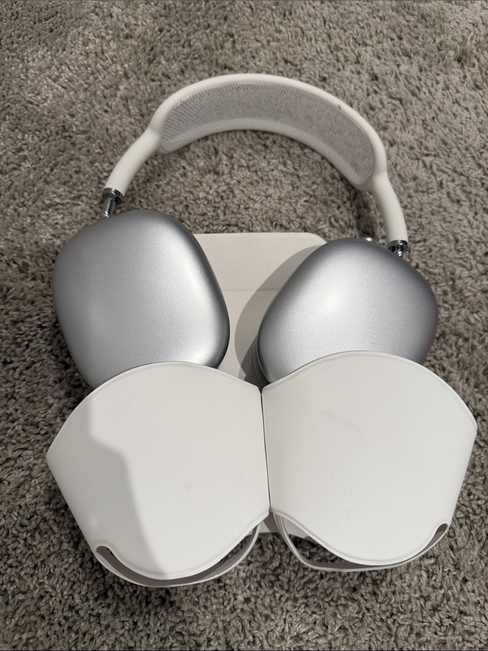 Apple AirPods Max Wireless Over-Ear Headphones in Silver and White